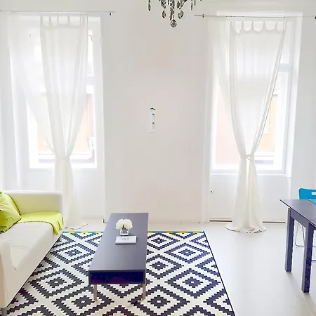 Bright And Cozy - Center Apartmán